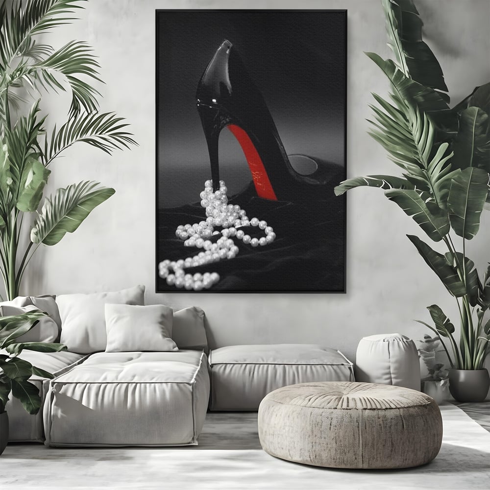 Tablou canvas cu tablou canvas cu pantof si perle, in rama de aluminiu negru, pe perete intr-un living